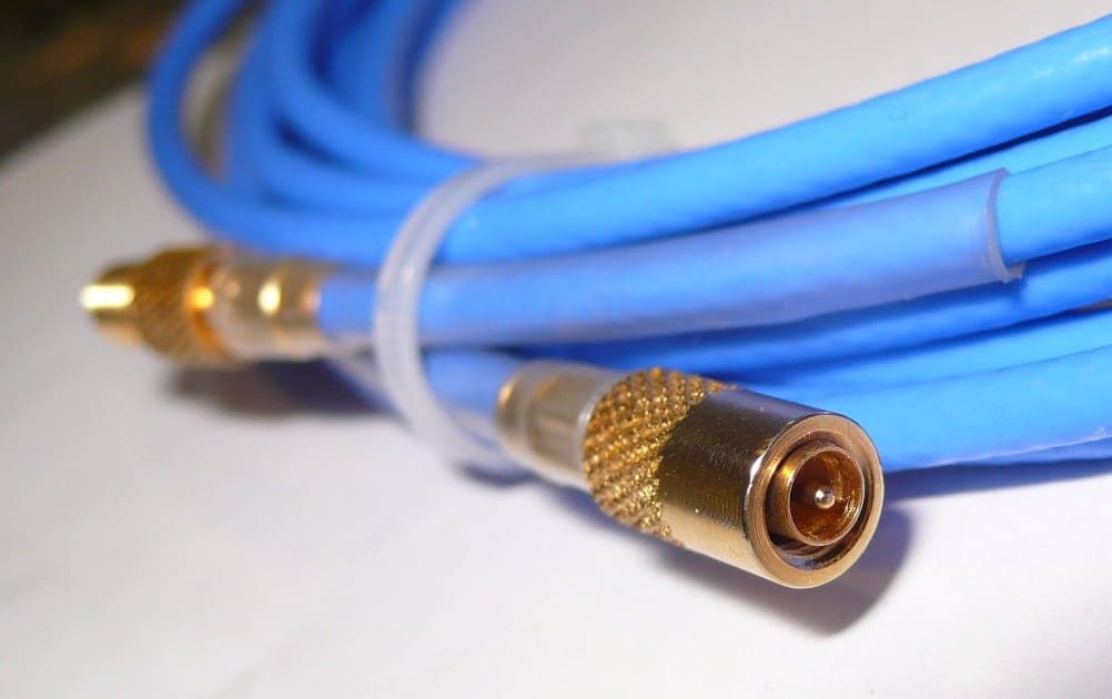 Gold-plated vibration cable connectors